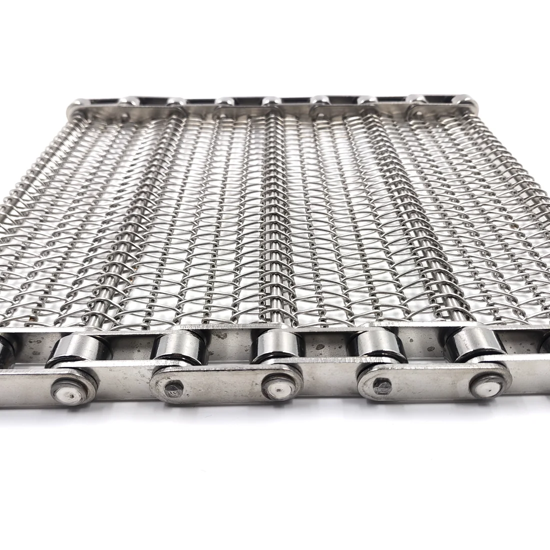 Chain driven mesh belt with side chain drive structure