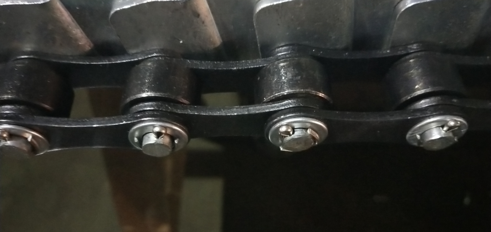 Chain plate belt edge finish with split cotter pin and washer