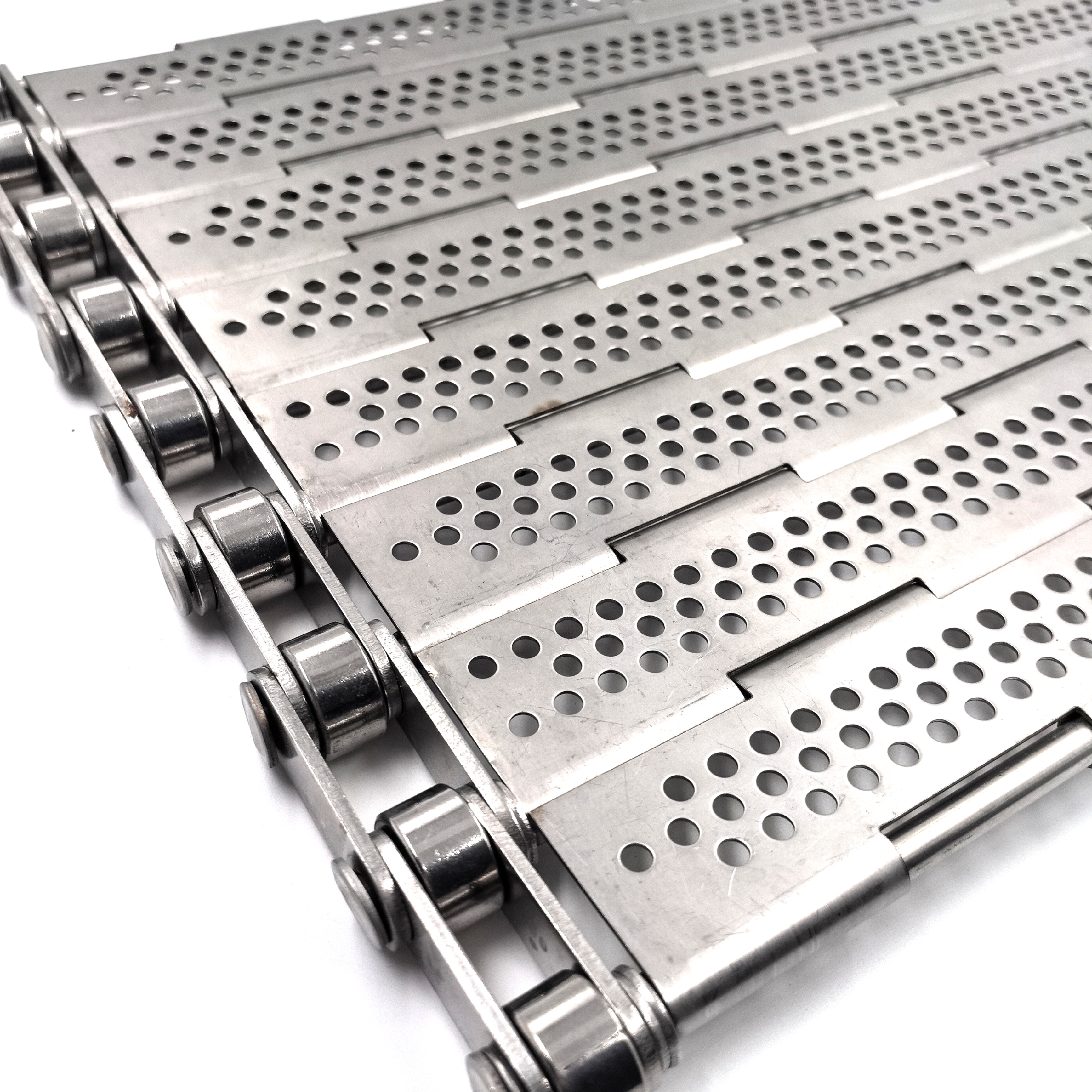 Solid hinged plate belt closed carrying surface
