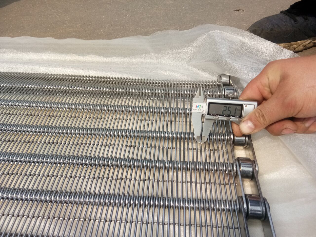Eye link belt wire diameter measurement