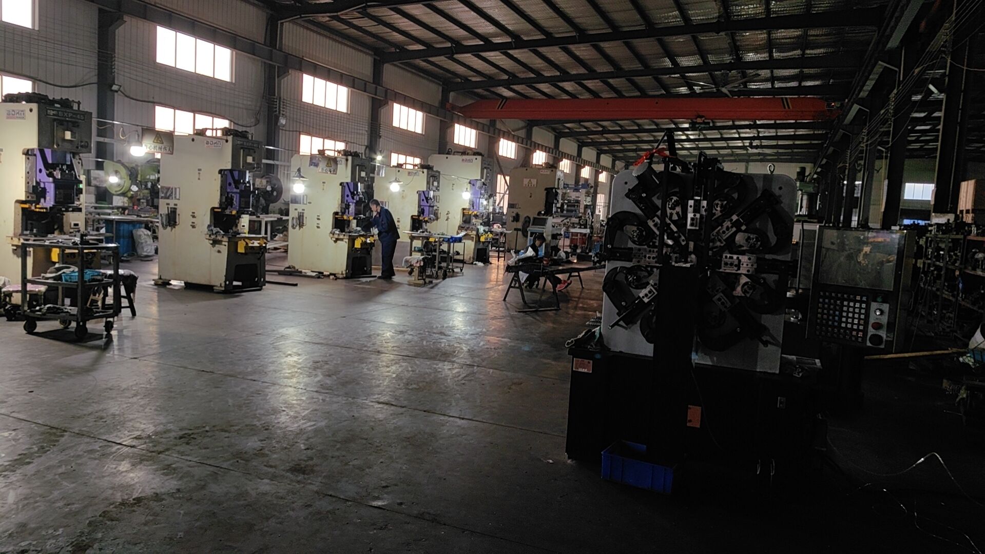 Flat wire honeycomb conveyor belt production workshop