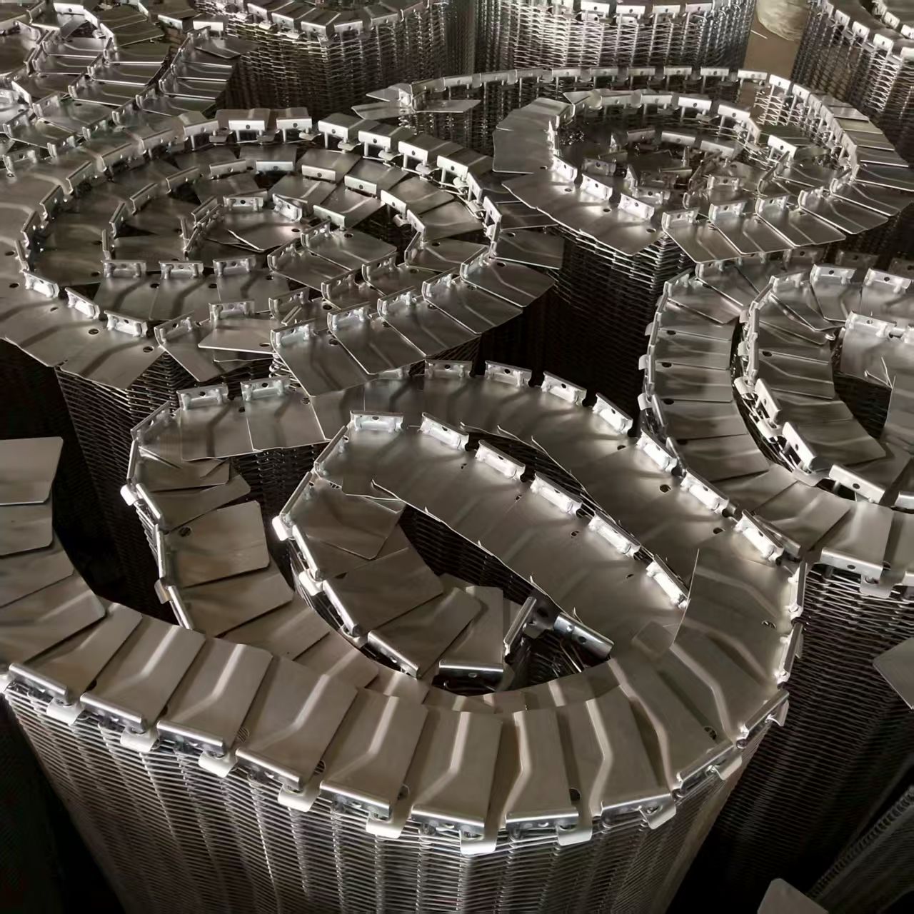 Self-stacking belt structure for spiral freezing and cooling systems