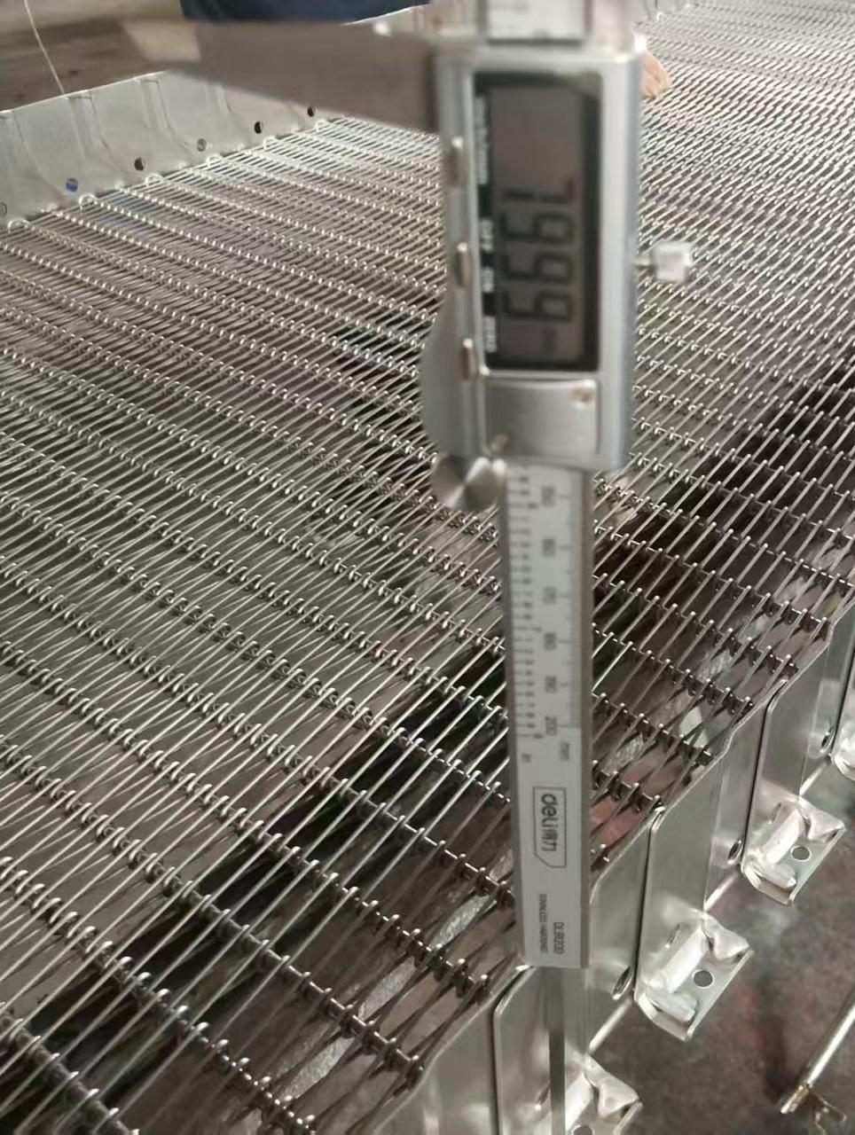 Self-stacking belt stacking plate height measurement