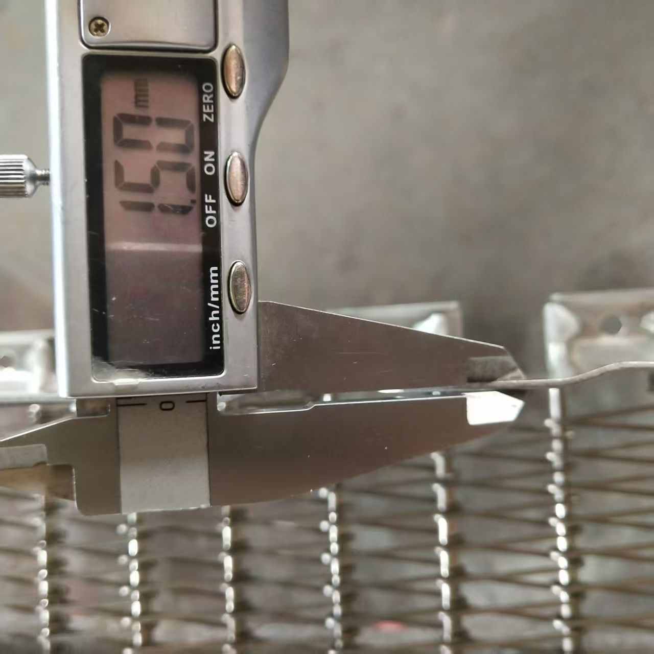 Self-stacking belt stacking plate thickness measurement