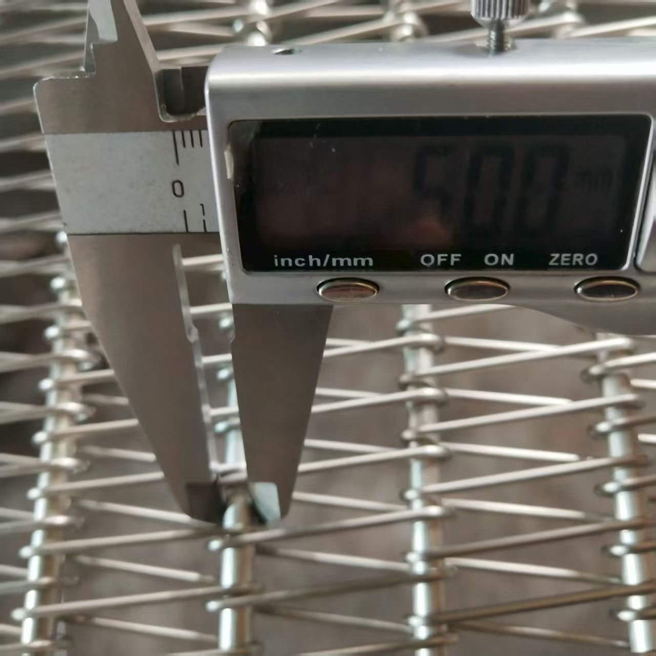 Self-stacking belt cross rod diameter measurement