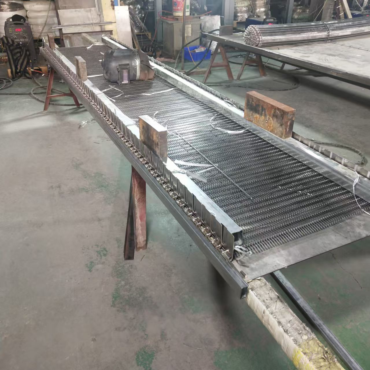 Self-stacking belt fixture welding proof