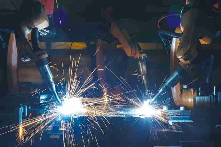 Robotic welding machine for spiral freezer belt production
