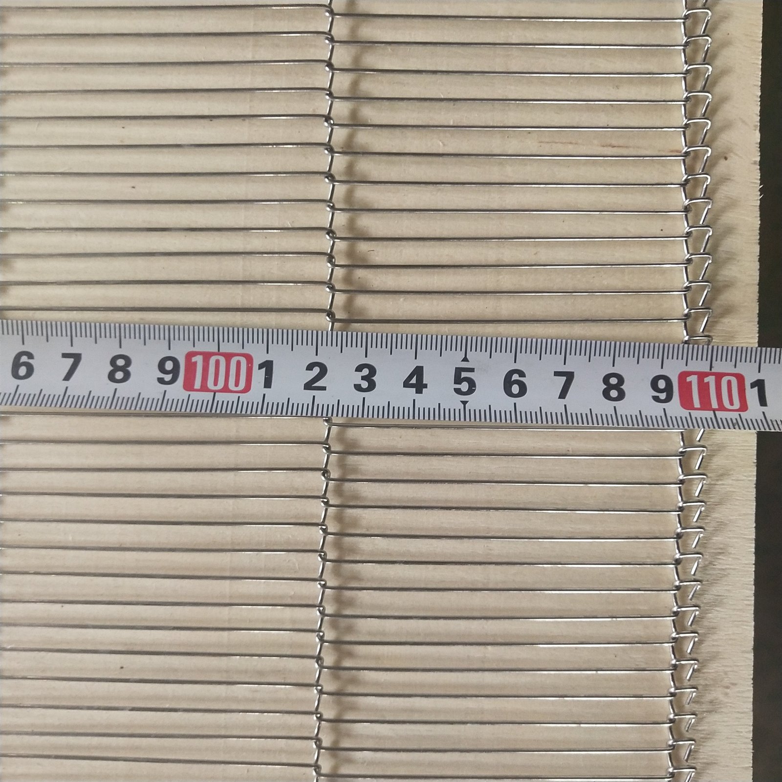 Trapezoidal mesh belt edge and wire connection detail